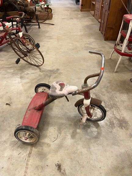 Vintage-Style Red & White Tricycle