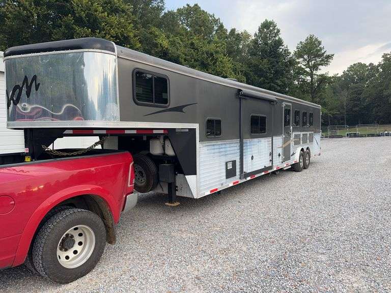 2015 Bison 4 Horse Aluminum Horse Trailer image