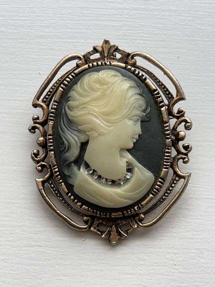 Vintage Cameo Pendant/Brooch 2 1/2" x  2" image