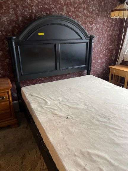Queen size bed image