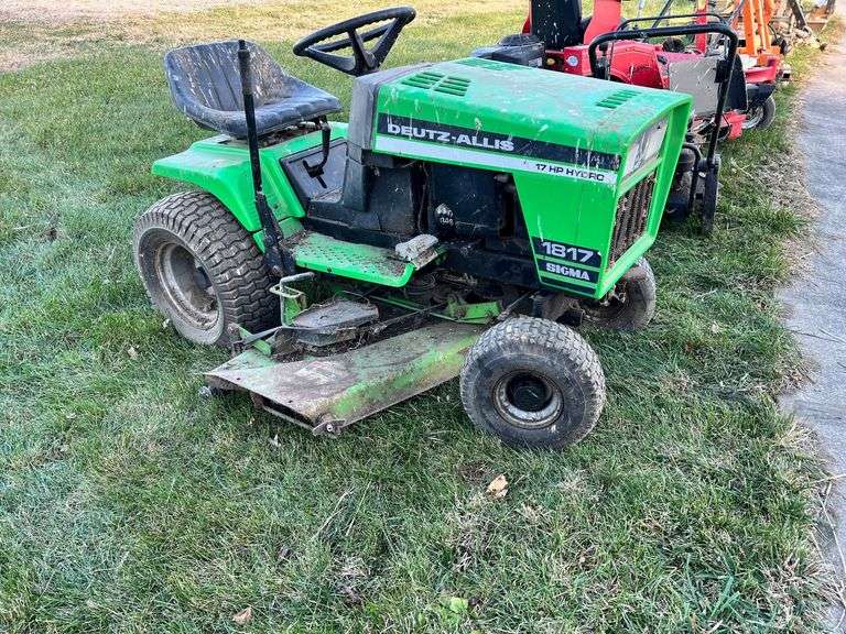Deutz Allis 1817 Sigma lawn tractor image