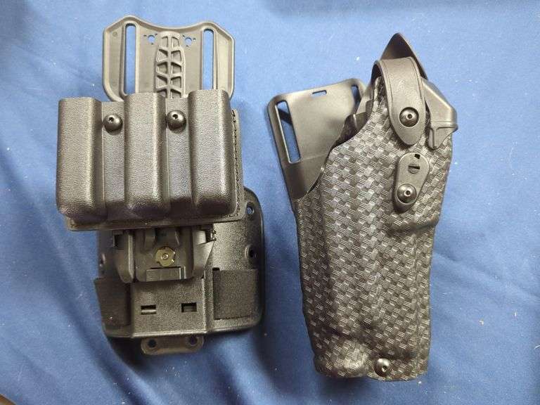 Safariland Glock 17/22 w/ Light retention holster, safariland 3 mag holster image