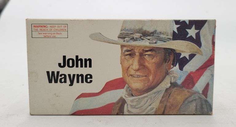 Winchester 32-40 WIN 165gr.S.P. John Wayne Commemorative Rifle Cartridges and Box image