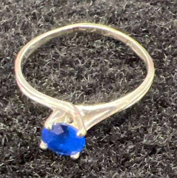 10 k white gold with blue setting ring size 8.5