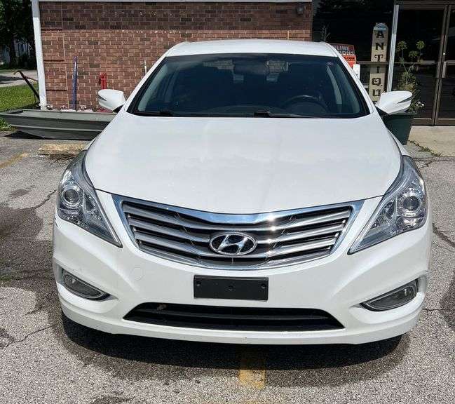 2012  HYUNDAI  Azera One owner Estate Car with 54,000 miles