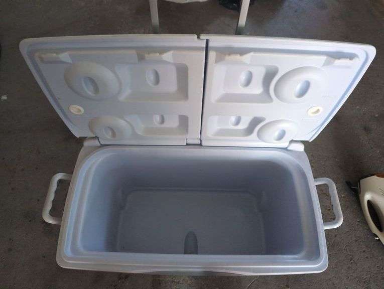 Rubbermaid Wheeled Cooler with Split Lid