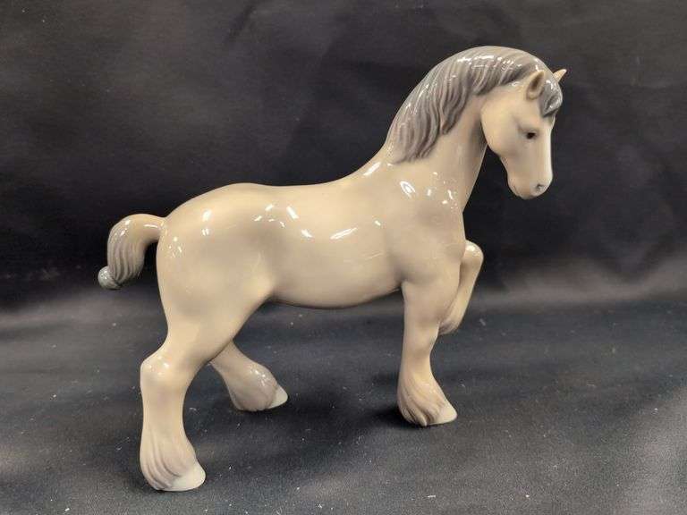 7.5" Lladro  Work Horse image