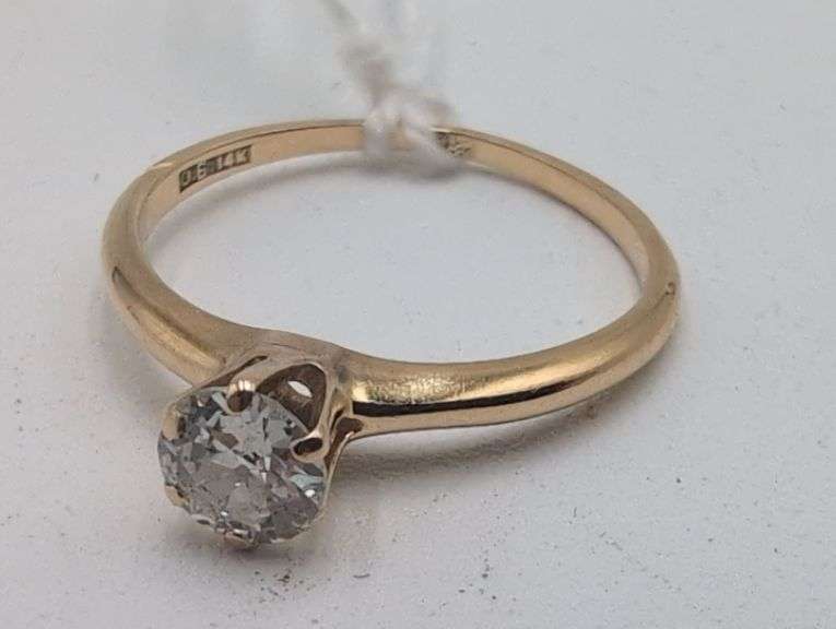 14k yellow gold and diamond engagemant ring image