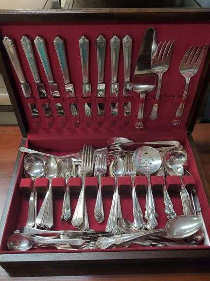 Mixed Silverplated Flatware image
