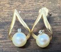 14k yellow gold and pearl earrings 1.52 DWT
