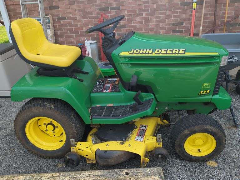John Deere 325 Riding lawn mower 48" mulching deck, hydrostatic, hydralic lift image
