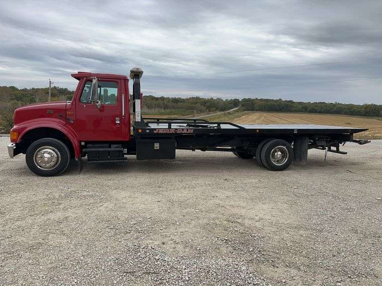 2000 International 4700 Rollback w/wheel lift image