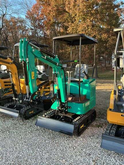 H 15 R mini excavator image