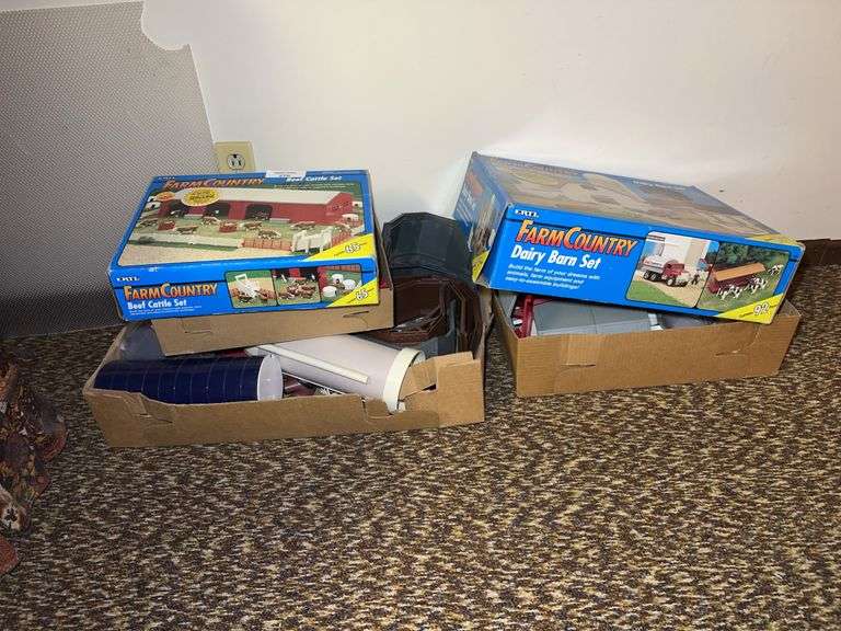 Ertl Farm Country Dairy Barn & Beef Cattle Set image