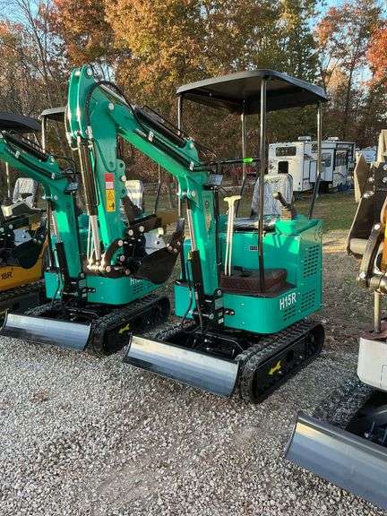 H 15 R mini excavator image