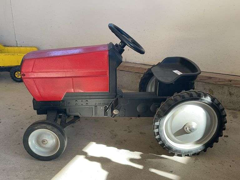 Case IH 7130 Magnum Pedal Tractor by ERTL image