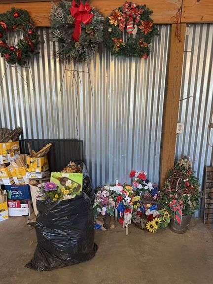 Wreaths, Floral Decorations, and Holiday Decor - Lot 377 image