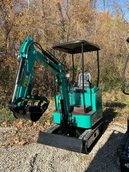H 15 R mini excavator image