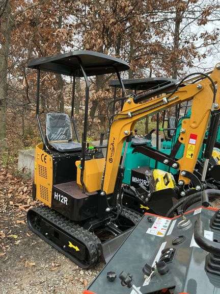 H12R Mini excavator image