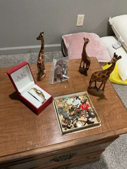 Anne Klein Watch, Giraffe Figurines, Animal Figurines, and Pin Collection image