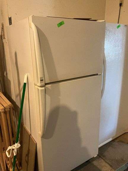 Amana TR18V1W Top Freezer Refrigerator image