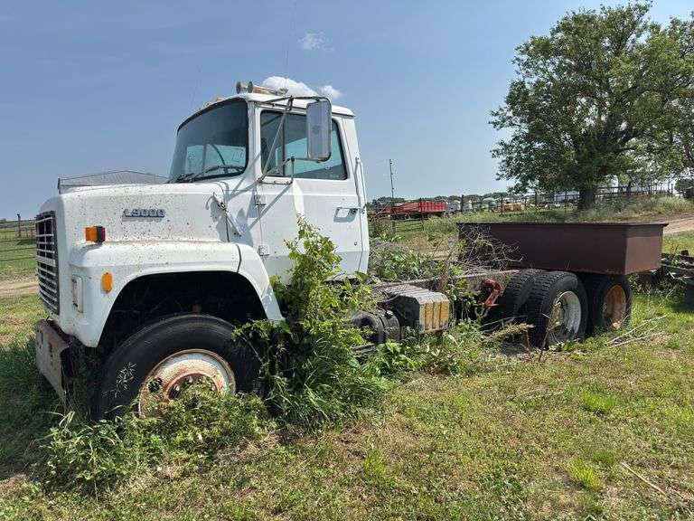1989 Ford L9000 Cab and Chassis w/Cummins motor image