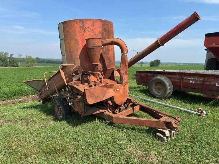 Farmhand Feedmaster Feed Wagon H805-A Model image