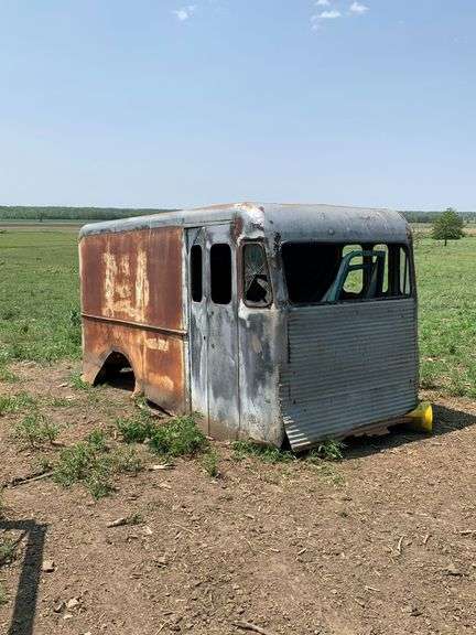 Harris Dairy Truck Body with Additional Vehicle Parts image
