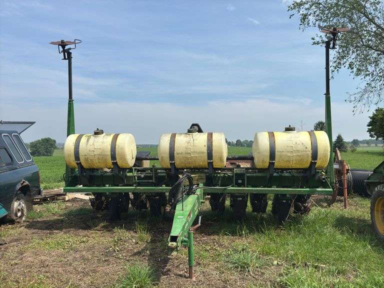 John Deere 7200 Conservation MaxEmerge 2 Planter image