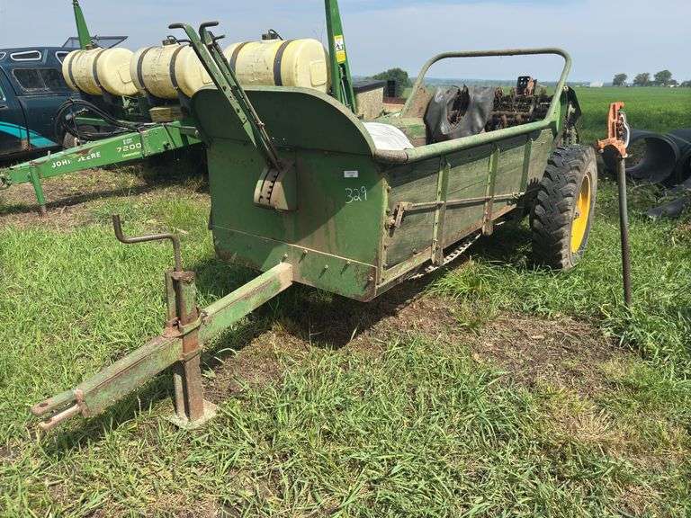 John Deere 329 Manure Spreader image