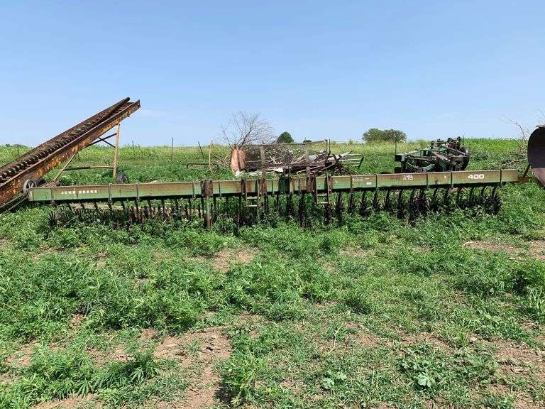 John Deere 400 Field Cultivator image