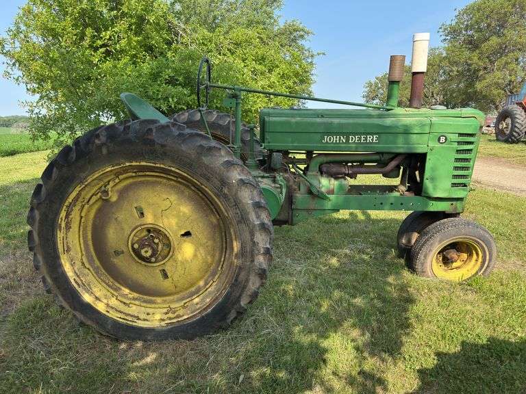 John Deere Model B Tractor, 1939 image