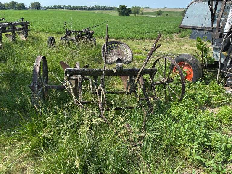 John Deere 2 Row lister pull type with iron wheels image