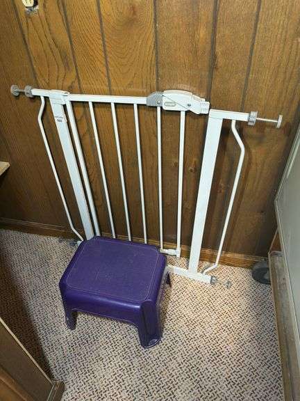Regalo Baby Gate with Step Stool image