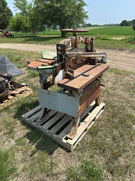 Industrial Metal Shear / Cutter with table image