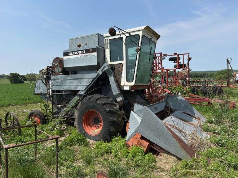 Allis Chalmers Gleaner F Combine