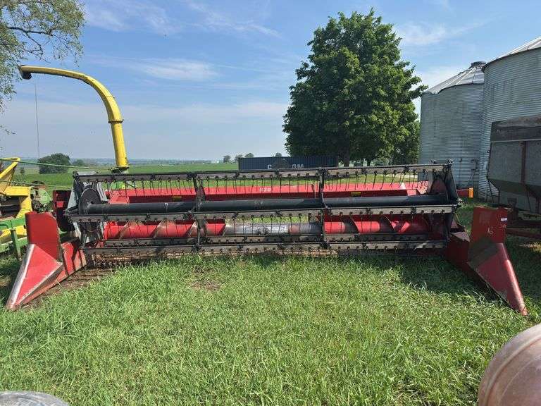 Case IH 820 16' Grain Head image