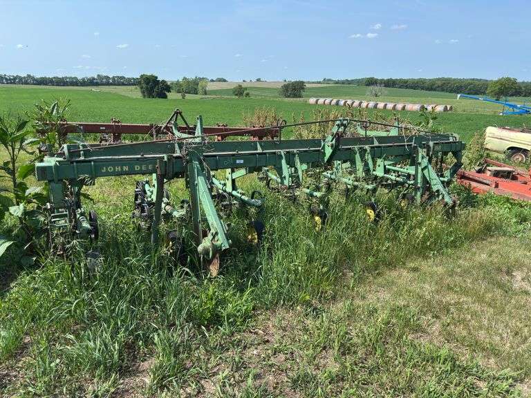 John Deere RM Field Cultivator,  6 row image