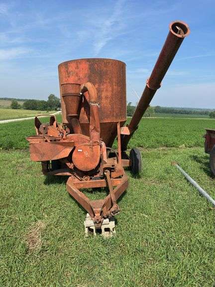 Farmhand Feedmaster Feed Wagon H805-A Model