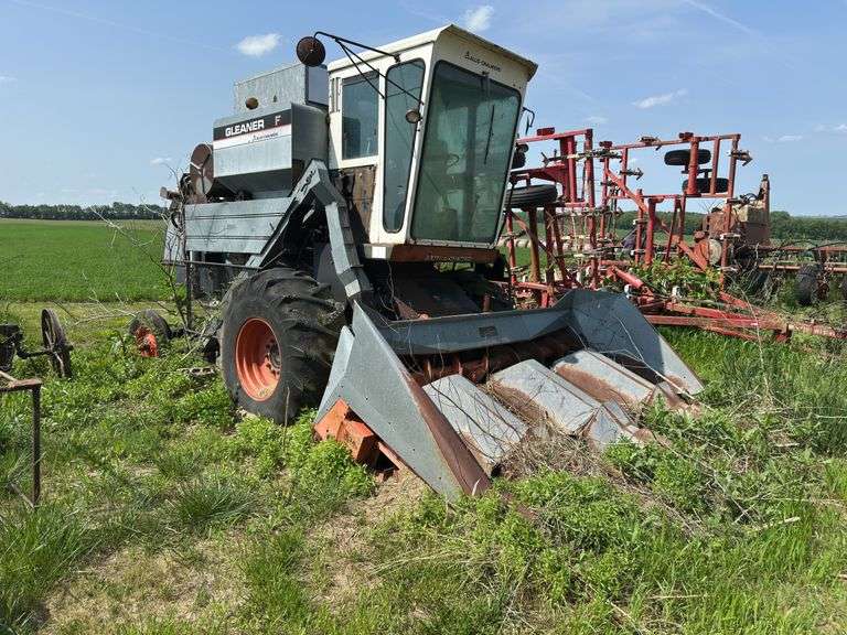 Allis Chalmers Gleaner F Combine image