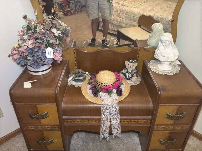 Assorted Decorative Items image
