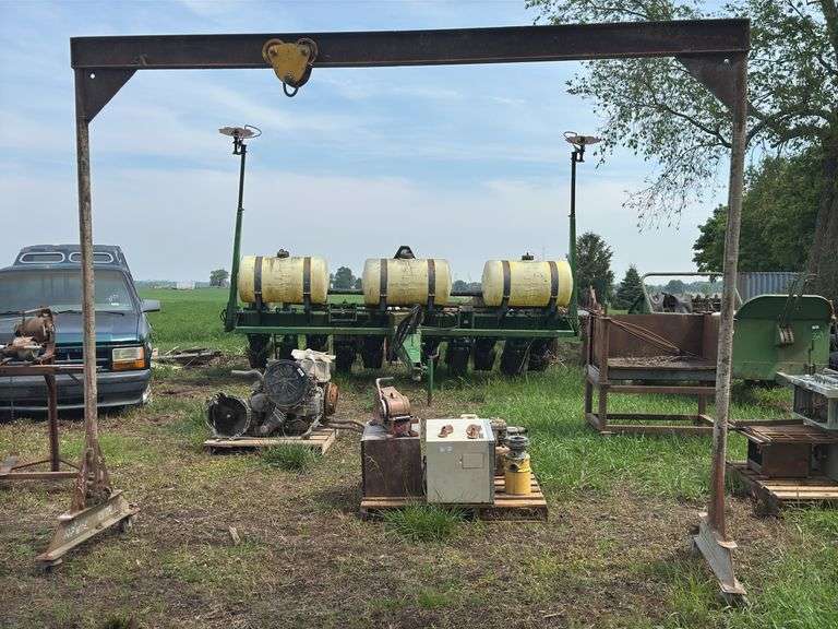 Metal Hoist Stand image