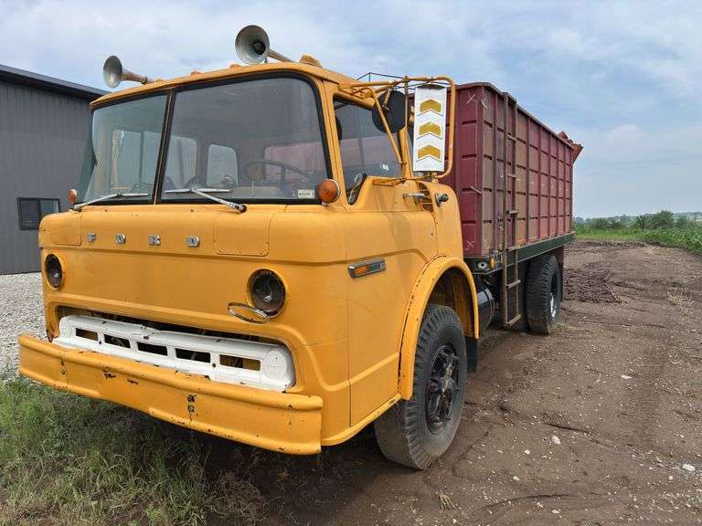 Ford 900 Grain Truck with Westerfield Auger