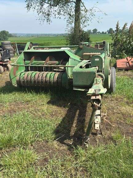 John Deere 14T Square Baler with Manual image