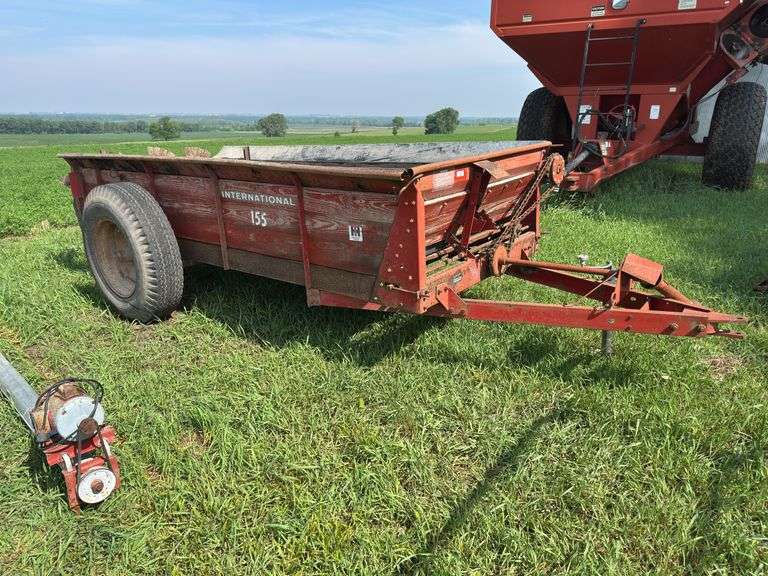 International 155 Manure Spreader image