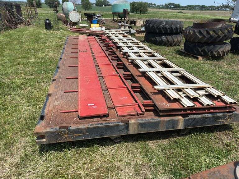 Truck bed with metal floor and sides