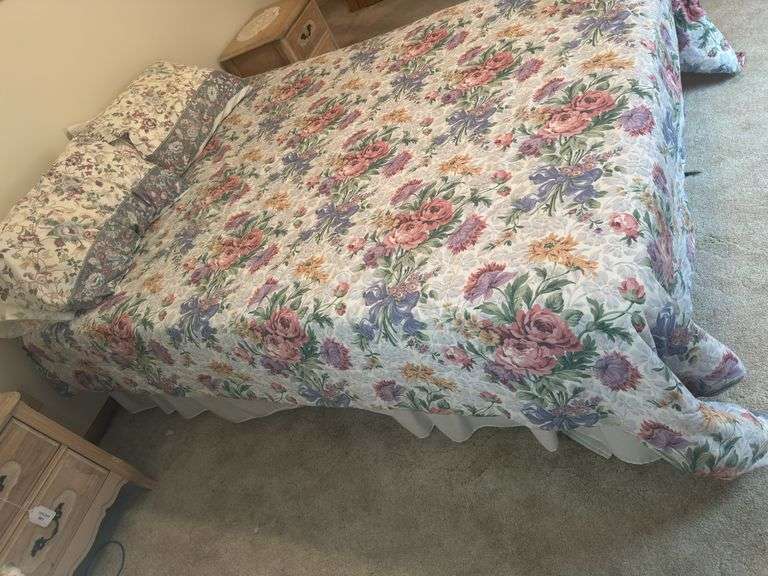 Queen bed with Floral Quilt Bedding Set