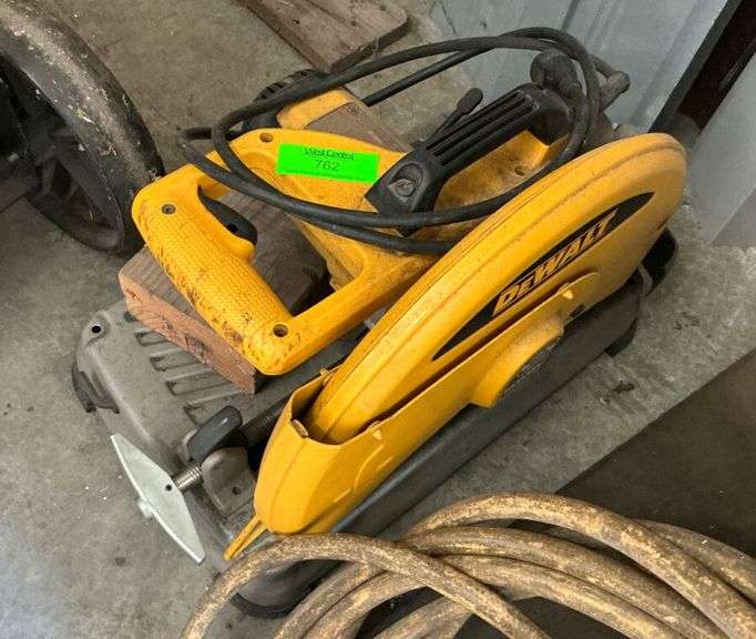 DeWalt power saw. image
