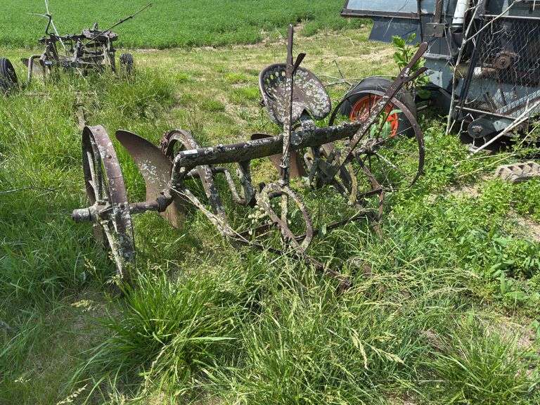 John Deere 2 Row lister pull type with iron wheels