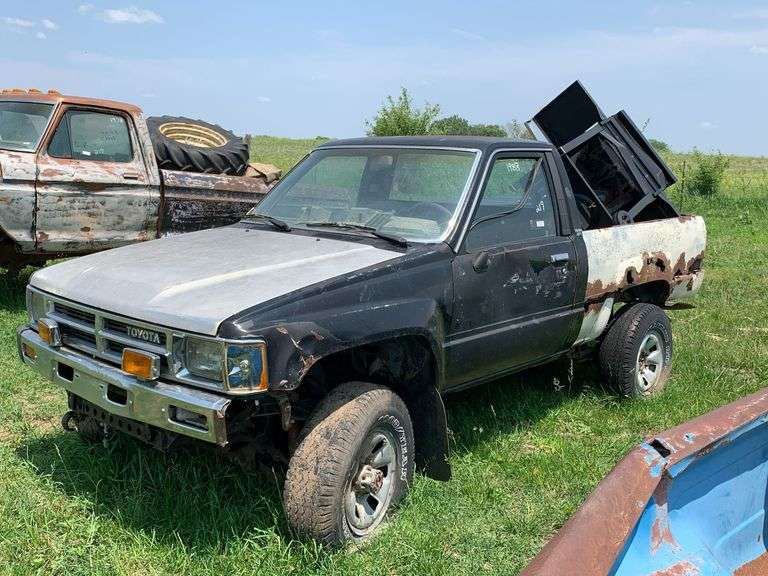 1987 Toyota Pickup Truck - Parts or Restoration image